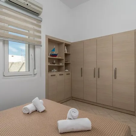 Nisida House Адамас